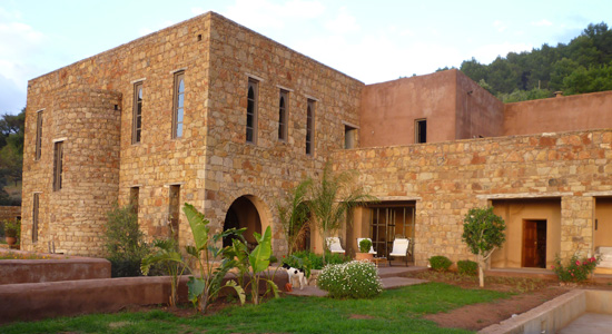 Terrasse face à la piscine naturelle